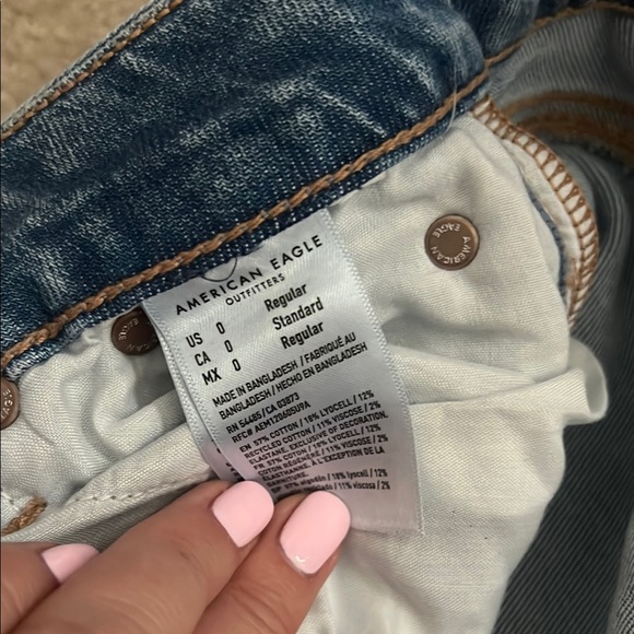 American Eagle Outfitters Curvy High-Rise Baggy Jeans - Picture 4 of 4